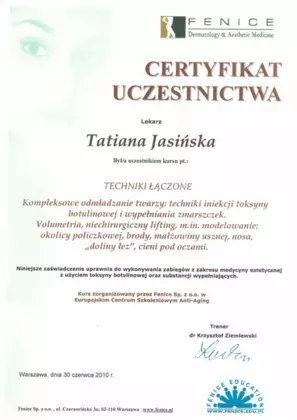 Dr n. med. Tatiana Jasińska jest dermatologiem i wenerologiem, oraz lekarzem medycyny estetycznej. Jest właścicielem i założycielem EstiClinic. Wspólnie z mężem dr Krzysztofem Jasińskim zarządza i kieruje pracą personelu.
Ukończyła Wydział Lekarski Śląskiego Uniwersytetu Medycznego w Zabrzu. W 2011 roku na podstawie rozprawy doktorskiej pt. ”Aktywność układu CD40/CD40L u chorych na różne odmiany przewlekłej pokrzywki” otrzymała tytuł doktora nauk medycznych w dziedzinie dermatologia. Jest absolwentką Podyplomowej Szkoły Medycyny Estetycznej Polskiego Towarzystwa Lekarskiego w Warszawie.