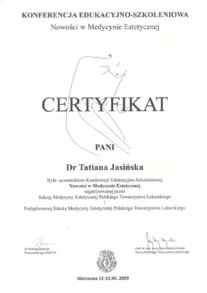 Dr n. med. Tatiana Jasińska jest dermatologiem i wenerologiem, oraz lekarzem medycyny estetycznej. Jest właścicielem i założycielem EstiClinic. Wspólnie z mężem dr Krzysztofem Jasińskim zarządza i kieruje pracą personelu.
Ukończyła Wydział Lekarski Śląskiego Uniwersytetu Medycznego w Zabrzu. W 2011 roku na podstawie rozprawy doktorskiej pt. ”Aktywność układu CD40/CD40L u chorych na różne odmiany przewlekłej pokrzywki” otrzymała tytuł doktora nauk medycznych w dziedzinie dermatologia. Jest absolwentką Podyplomowej Szkoły Medycyny Estetycznej Polskiego Towarzystwa Lekarskiego w Warszawie.